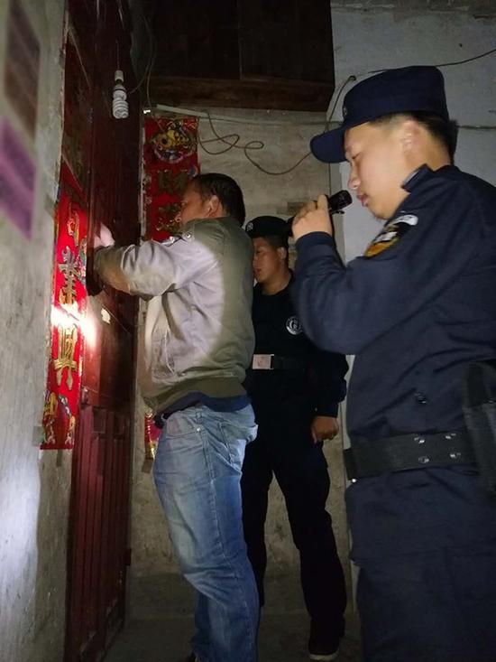 南明区粗心妈妈误将幼女锁家中 民警全城寻开锁师傅开门